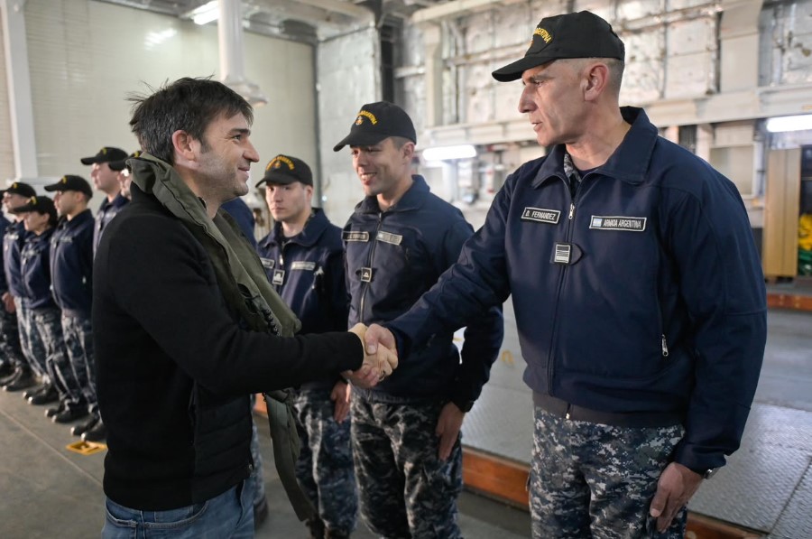 El Almirante Irízar volvió a Puerto Madryn y Torres destacó la importancia de “honrar a nuestros héroes y mantener viva la causa Malvinas”