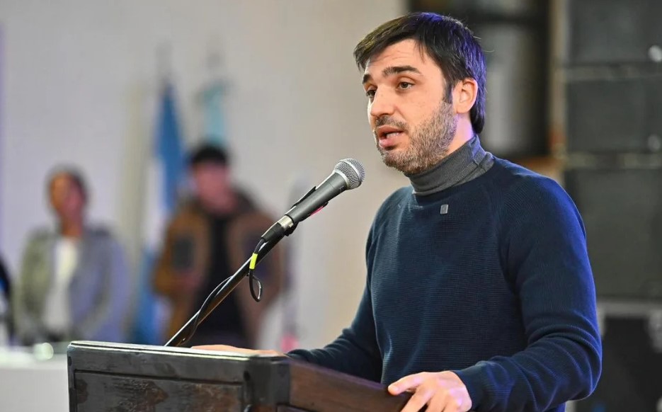 Torres viaja con una lista de reclamos para destrabar obras pendientes en Chubut