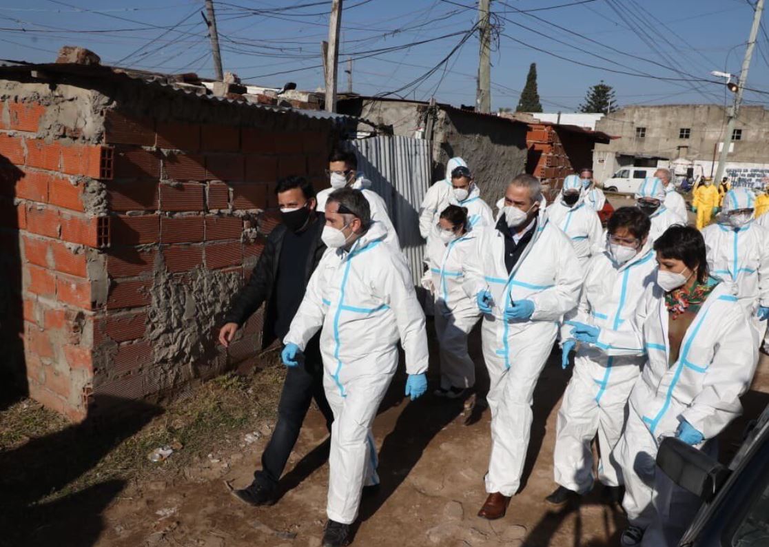 El Gobernador prometió urbanizar Villa Azul cuando termine la pandemia