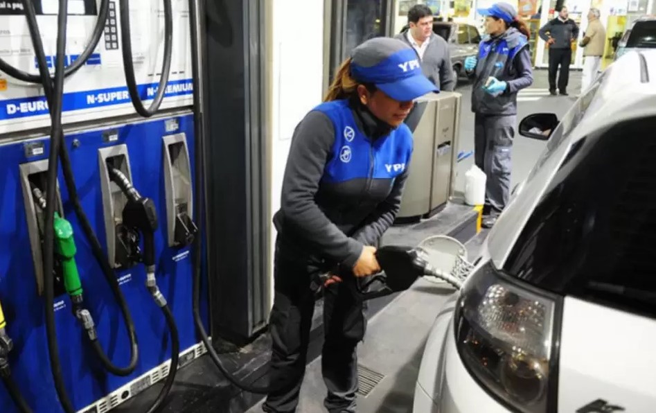 YPF anunció una baja del 4% en el precio de los combustibles a partir del 1° de mayo